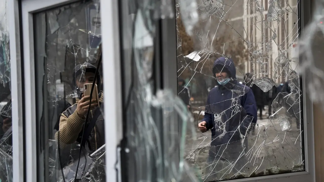 Bentrokan Polisi dan Demonstran di Kazakhstan