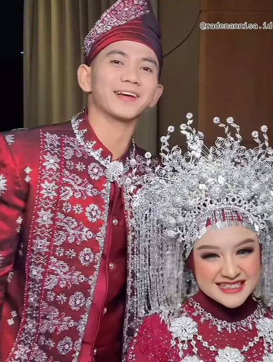 Di antara Arab Makeup Look Vs Barbie Makeup Look, mana yang jadi favoritmu?  [@muaofradenannisa/@da2_rizki123]