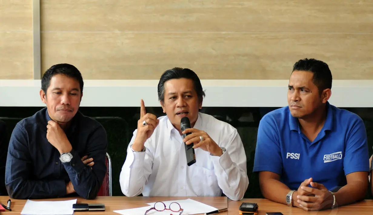 Forum Asosiasi Provinsi PSSI memberikan tanggapan seputar pembentukan tim 9 di kantor PSSI, Jakarta (5/1/2015). Koordinator Forum Asprov PSSI, Gusti Randa (tengah) memberikan pernyataan terkait pembentukan tim 9. (Liputan6.com/Helmi Fithriansyah)