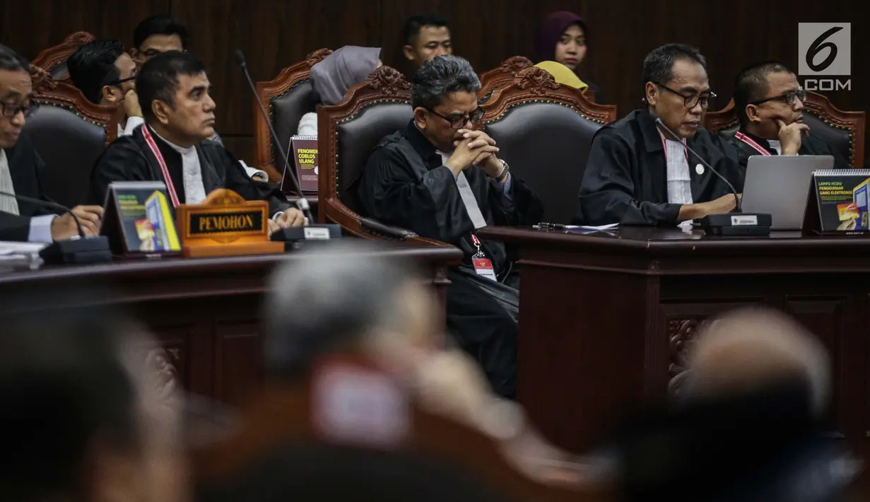 Tim kuasa hukum pasangan Calon Presiden dan Calon Wakil Presiden nomor urut 02 selaku pemohon mengikuti sidang putusan sengketa hasil Pilpres 2019 di Gedung Mahkamah Konstitusi, Kamis (27/6/2019). Sidang beragendakan pembacaan putusan oleh majelis hakim MK. (Liputan6.com/Faizal Fanani)
