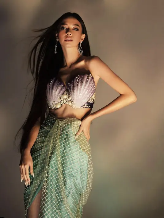 Di lain kesempatan, ia juga tampak bergaya ala Ariel. Dengan tampilan yang begitu glamor. [Foto: Instagram/ Yuki Kato]