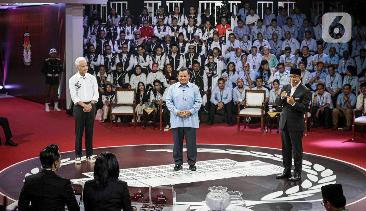 Tiga Calon Presiden, Ganjar Pranowo, Prabowo Subianto dan Anies Baswedan saat debat perdana Pilpres 2024 di halaman Gedung Komisi Pemilihan Umum (KPU), Selasa (12/12/2023). (Liputan6.com/Faizal Fanani)