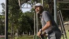 Pelatih Timnas Indonesia U-16, Fachri Husaini, memantau anak asuhnya saat melawan Kabomania U-17 pada laga uji coba di Stadion Atang Sutresna, Jakarta Timur, Jumat (8/9/2017). Timnas U-16 menang 6-1 atas Kabomania U-17. (Bola.com/Vitalis Yogi Trisna)
