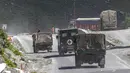 Konvoi tentara India bergerak di Jalan Raya Srinagar-Ladakh, Gagangeer, Srinagar, Kashmir, India, Rabu (9/9/2020). India dan China terlibat dalam kebuntuan yang menegangkan di wilayah gurun dingin Ladakh sejak Mei lalu. (AP Photo/Dar Yasin)