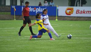 Akademi Persib Putri melanjutkan tren positif mereka di ajang Hydroplus Soccer League 2025 seri Bandung. Bermain di Lapangan Pudsikpom Cimahi, Sabtu (8/11/2025), tim Maung Geulis sukses mengalahkan Mojang Priangan dengan skor tipis 1-0.