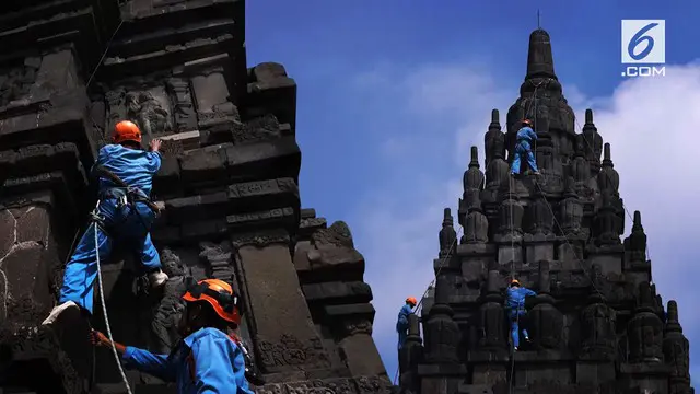 Risiko tinggi menghantui sejumlah juru pelihara yang rutin membersihkan Candi Prambanan.