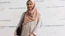 Terkadang, Reva pun mengenakan hijab Syar’I nya. Seperti ini contohnya, dengan long dress berwarna abu-abu ini dipadukan Reva dengan hijab yang menutupi bagian dadanya. Cantik banget ya? (Instagram/vatemat)