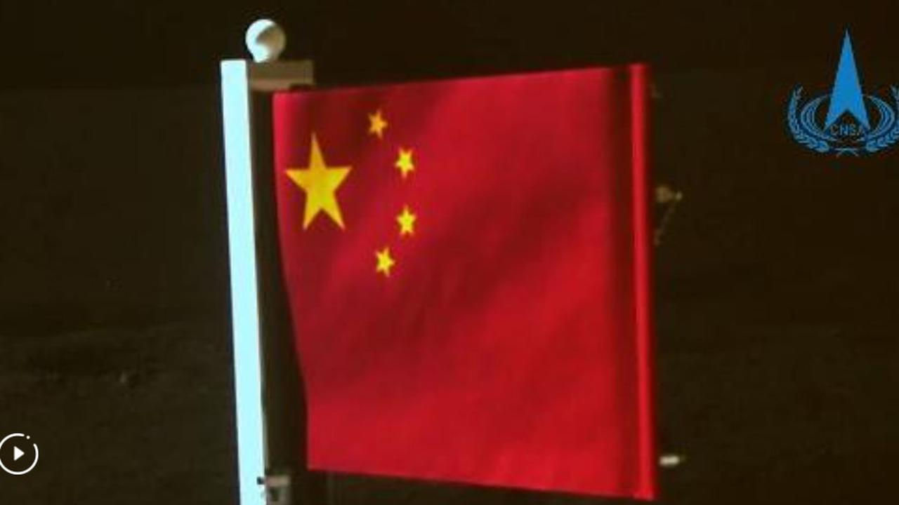 Bendera nasional China berhasil dikibarkan pada Selasa, 4 Juni 2024 usai misi Chang'e-6 sukses mendarat di sisi jauh Bulan (Dok. CNSA/Xinhua).
