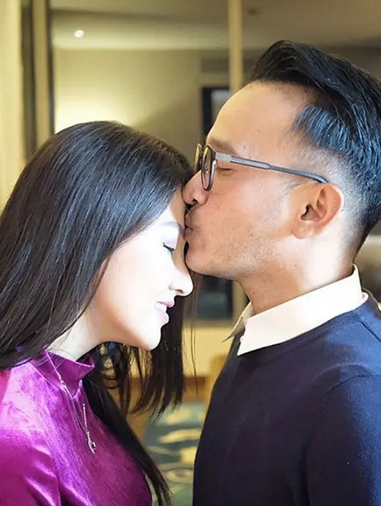 "Wanita pilihanku, dan alasan aku mencintai nya : 1) Dia selalu menghormatiku, 2) Dia selalu meghiburku, 3) Dia selalu berpakaian sopan dan ikhlas menutup bagian2 yg tidak perlu di pamerkan" tulis Ruben. (Instagram/ruben_onsu)