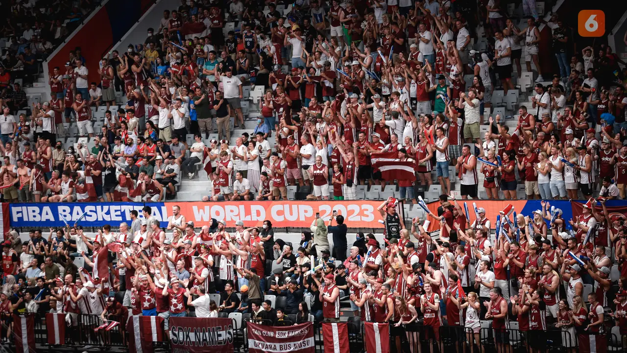 Foto: Pernak-pernik Unik Suporter Latvia pada Laga Perdana Piala Dunia FIBA 2023 di Indonesia