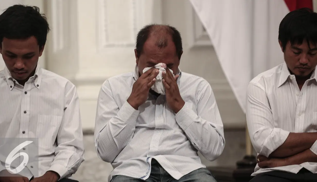 Salah satu WNI yang sempat disandera kelompok Abu Sayyaf menahan tangis di kantor Kementerian Luar Negeri, Jakarta, Senin (2/5). Kedatangan 10 WNI Sandera Abu Sayyaf  tersebut untuk diserahterimakan kepada Keluarga. (Liputan6.com/Faizal Fanani)