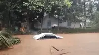 Banjir Bandang Terjang Ajibarang Banyumas, Mobil Nyaris Hanyut Ratusan Bebek Ludes Tersapu