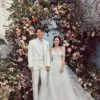 Pasangan selebriti Hyun Bin dan Son Ye Jin tampil menawan berbusana serba putih di hari pernikahan.(Instagram/vast.ent).