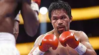 Manny Pacquiao - Petinju asal Filipina ini memutuskan gantung sarung tinju tidak lama setelah menelan kekalahan dari petinju Kuba, Yordenis Ugas. Pacman yang telah bertinju selama 26 tahun sejak 1995 itu telah membukukan 12 gelar juara bergengsi tinju profesional. (AFP/Patrick T Fallon)