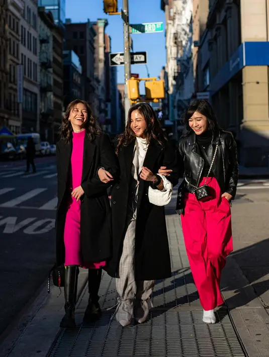 Di sini, Febby Rastanty berpose bersama Jessica Mila dan Yuki Kato. Febby tampak mengenakan innerwear hitam yang ditumpuknya dengan jaket kulit yang juga berwarna hitam, dipadu dengan celana panjang berwarna fuschia yang kontras, sneakers putih, dan sling mini bag. Foto: Instagram.