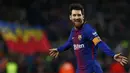 Bintang FC Barcelona, Lionel Messi merayakan golnya ke gawang Girona  pada La Liga Santander di Camp Nou stadium, Barcelona, (24/2/2018). Barcelona menang telak 6-1. (AP/Manu Fernandez)