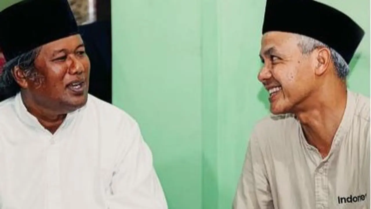 Calon presiden Ganjar Pranowo menghadiri undangan Haul ke-35 Syaikh Hisam Abdul Karim, di ponpes Kalijaran, Purbalingga, Senin (30/10/2023).