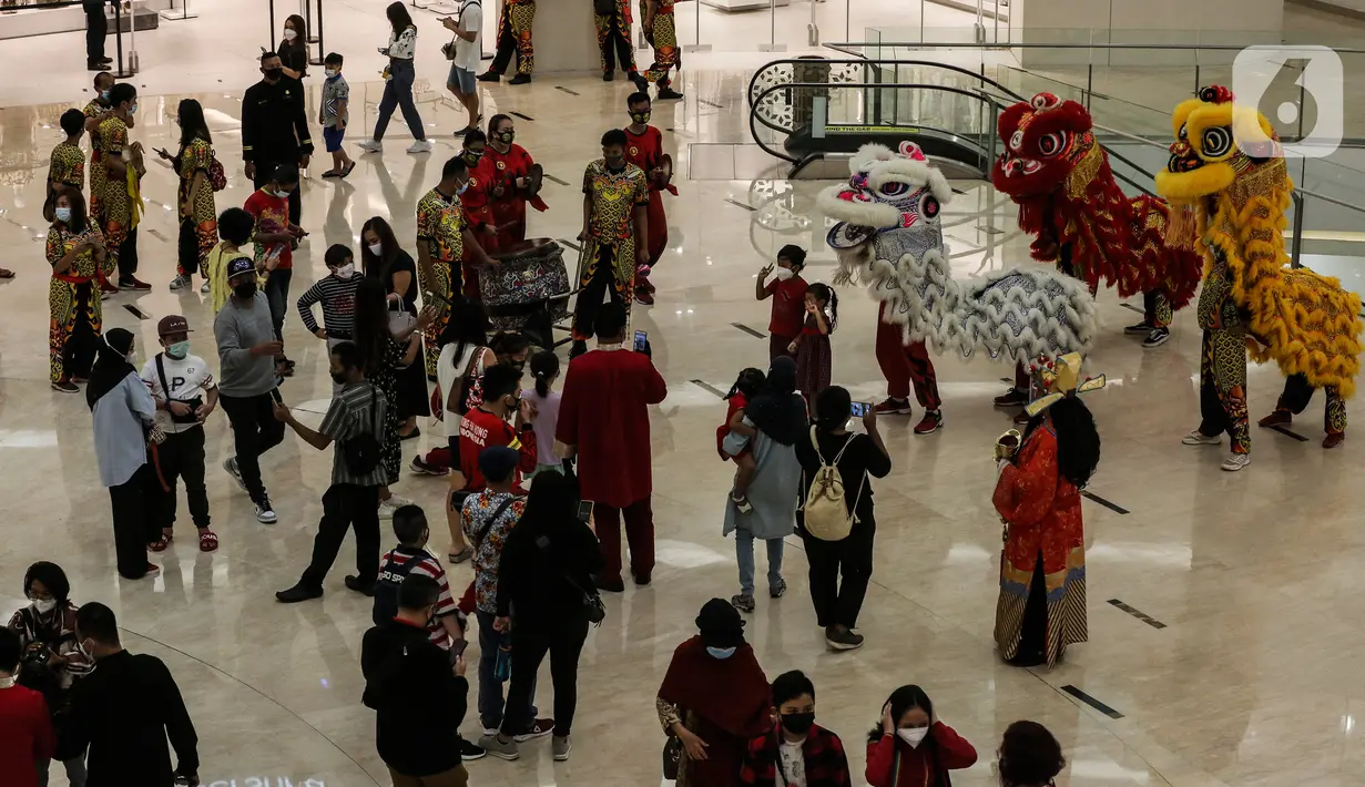 <p>Pengunjung menyaksikan atraksi Barongsai untuk merayakan Tahun Baru Imlek 2572 di Senayan City mall, Jakarta, Jumat (12/2/2021). Selain menghibur, atraksi barongsai juga dipercaya masyarakat Tionghoa mampu mengusir roh-roh jahat yang mengganggu. (Liputan6.com/Johan Tallo)</p>