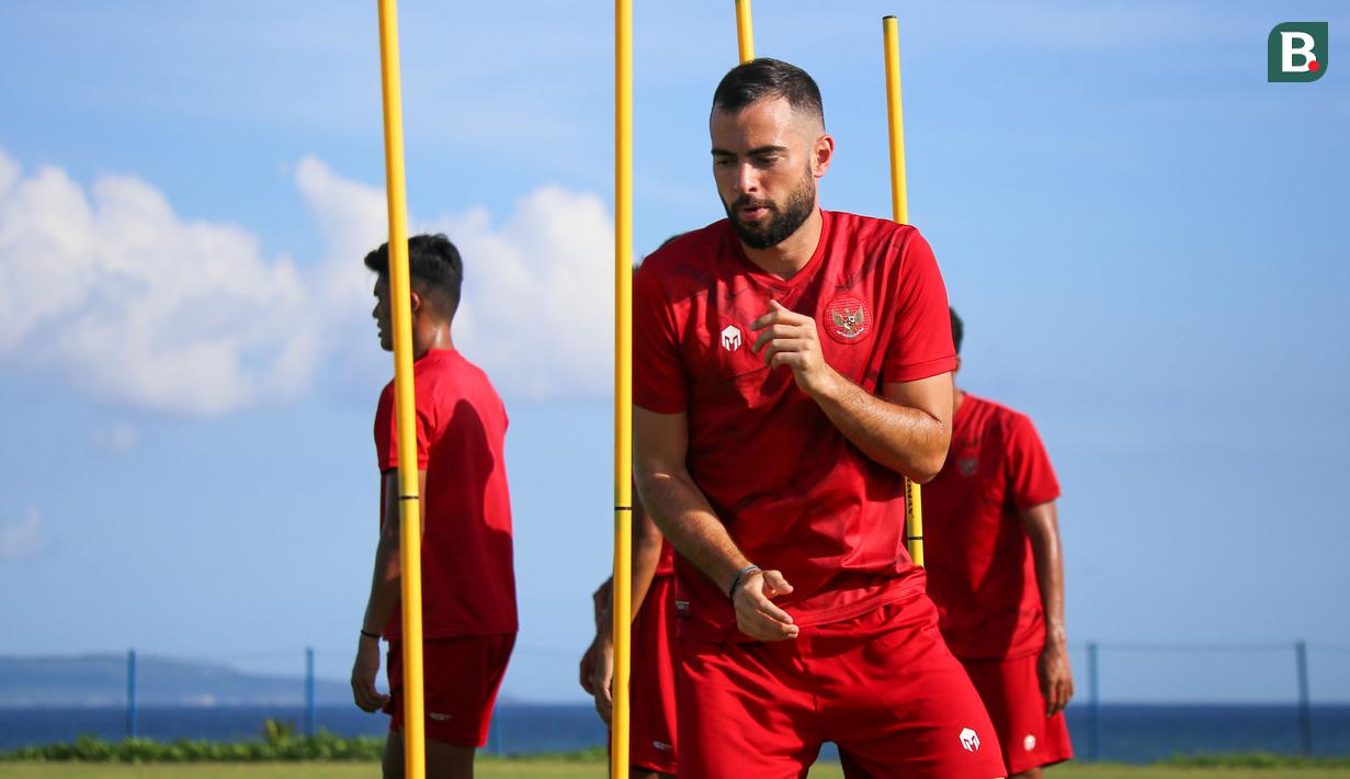 Pemain Timnas Indonesia, Jordi Amat berlatih saat sesi latihan terbuka yang berlangsung di Training Ground Bali United, kawasan Pantai Purnama, Gianyar pada Jumat (16/12/2022). Ini adalah sesi latihan terbuka terakhir yang bisa diliput oleh awak media sebelum bertolak ke Jakarta pada Minggu nanti. (Bola.com/Maheswara Putra)