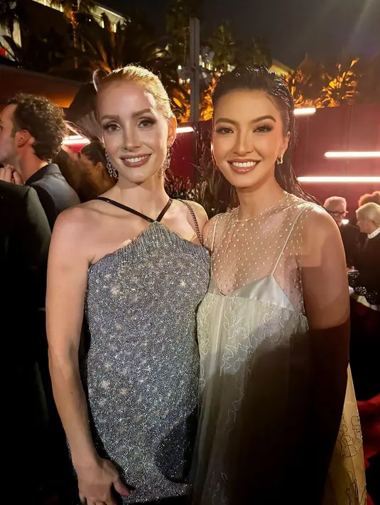 Berpose di samping Jessica Chastain, cantiknya Raline Shah benar-benar nggak kebanting! [@ralineshah]
