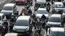 Sejumlah kendaraan bermotor terjebak kemacetan di Jalan K.H. Abdullah Syafei, Jakarta, Jumat (22/7/2022). Tim Pembina Samsat Nasional akan menghapus data kendaraan yang tak membayar pajak selama dua tahun. (Liputan6.com/Faizal Fanani)