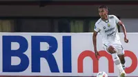 Pemain Persib Bandung, Kakang Rudianto menggiring bola saat laga lanjutan BRI Liga 1 2023/2024 melawan Bhayangkara FC di Stadion Patriot Candrabhaga, Sabtu (23/09/2023) lalu. (c) Bola.net/Bagaskara Lazuardi
