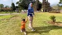 Moana anak Ria Ricis makin menggemaskan dengan mengenakan kebaya. Seperti belum lama ini, Youtuber dan pemeran itu membagikan video putrinya yang didandani dengan mengenkan kebaya. [Instagram/Ricis Official]