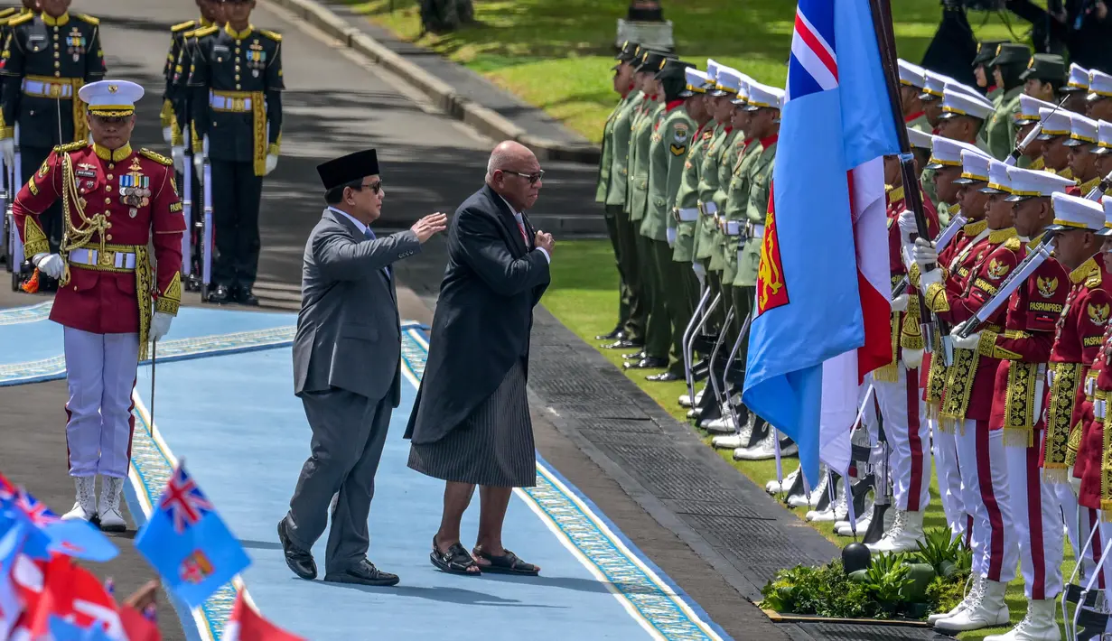 Usai upacara penyambutan, Presiden Prabowo Subianto dan Perdana Menteri Republik Fiji Sitiveni Rabuka langsung masuk menuju ke dalam Istana Merdeka untuk melakukan pertemuan bilateral. (BAY ISMOYO/AFP)
