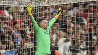 Kiper Liverpool Adrian bersiap menghadapi tendangan penalti Chelsea pada UEFA Super Cup di Istanbul, Turki, Kamis (15/8/2019) dini hari WIB. Liverpool menang adu penalti 5-4 (2-2). (AP Photo)
