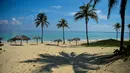 Pemandangan pantai kosong akibat pandemi COVID-19 di Havana, Kuba pada 26 Agustus 2020. Pihak berwenang di Havana, kota berpenduduk 2,2 juta, telah menangguhkan transportasi umum, melarang akses ke pantai serta menutup restoran, bar dan kolam renang menyusul lonjakan kasus Corona. (YAMIL LAGE/AFP)