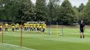 Pemain Timnas Ghana, termasuk Jordan Ayew, Thomas Partey, dan Antoine Semenyo, menjalani sesi latihan di Bryant University, Rhode Island, Amerika Serikat, Senin (22/6/2026). The Black Stars mematangkan persiapan jelang menghadapi Inggris di Piala Dunia 2026. (KLY Sports/Hery Kurniawan/Adv/Powerade)