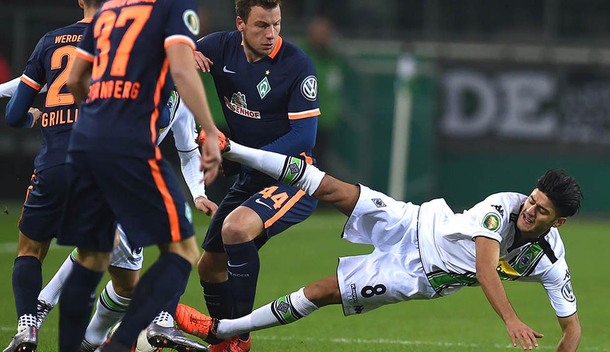 Bahkan hebatnya lagi dari 19 laga itu, Mahmoud Dahoud, selalu tampil sebagai pemain inti dalam 14 pertandingan. (AFP/Patrik Stollarz)
