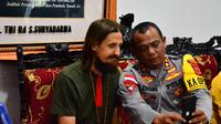Pilot Susi Air Kapten Philip Mark Marthens akhirnya berhasil dibebaskan dari sanderaan Kelompok Kriminal Bersenjata (KKB) pimpinan Egianus Kogoya. (Dok. Satgas Damai Cartenz).