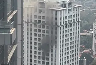 Kebakaran terjadi di lantai 5 Apartemen Pavilion, Jalan K.H. Mas Mansyur, RT 12/RW 11, Kelurahan Karet Tengsin, Kecamatan Tanah Abang, Jakarta Pusat, Jumat (4/9/2026). (Foto: Tangkapan Layar Sosmed)