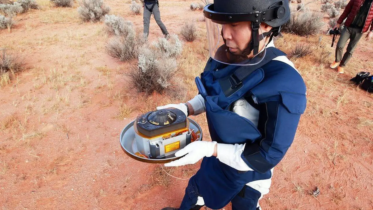 Kapsul berisi asteroid kiriman pesawat antariksa Jepang mendarat di gurun Australia (kredit: JAXA)