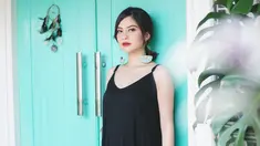 Penampilan pemilik nama lengkap Tiwi Prastiwi Dwiarti saat liburan memang tampak begitu santai. Kali ini ia tampak mengenakan dress hitam polos tanpa lengan. Anting berbentuk kipas yang dipakainya pun membuat Tiwi makin memesona. (Liputan6.com/IG/@tentangtiwi)