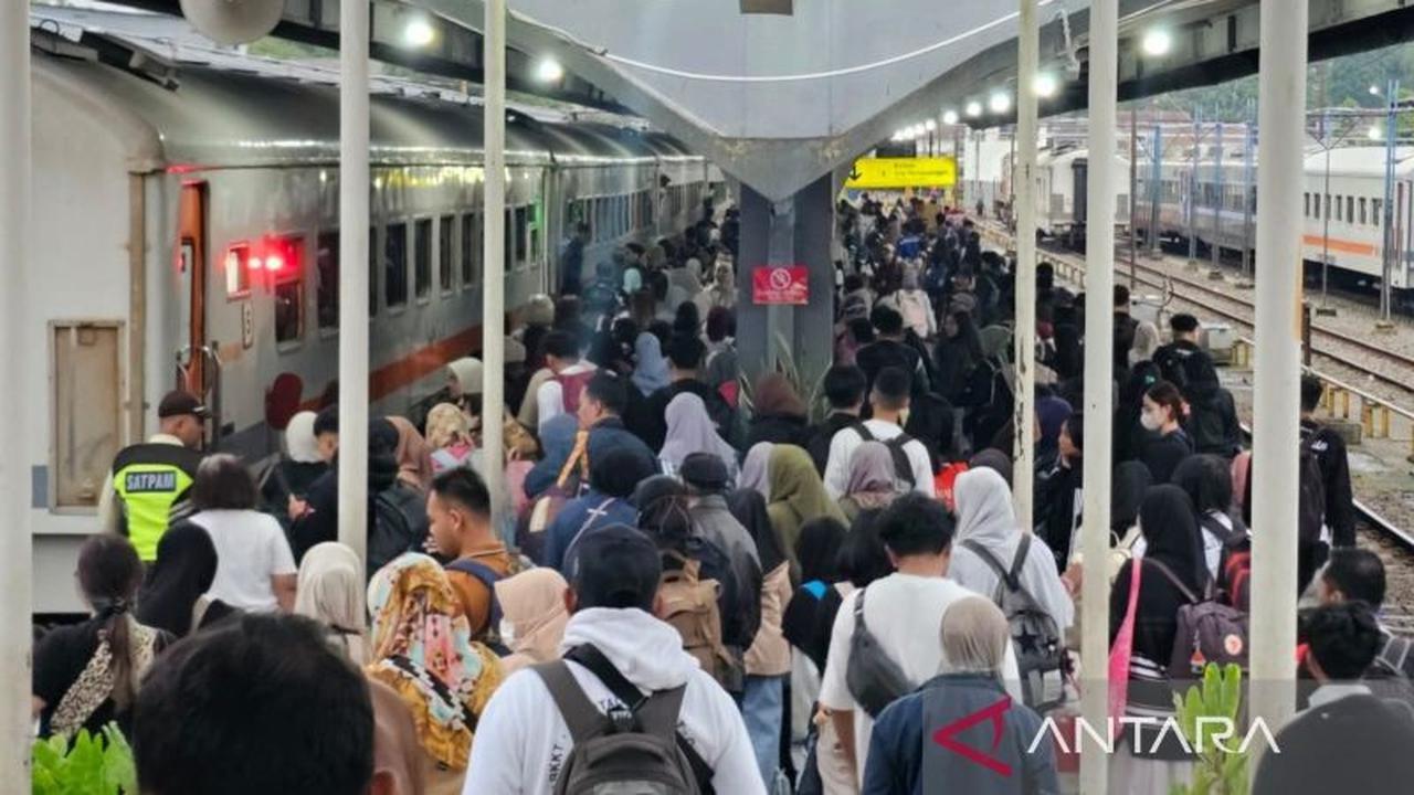 Ribuan Penumpang Padati Stasiun Malang Selama Libur Isra Mikraj