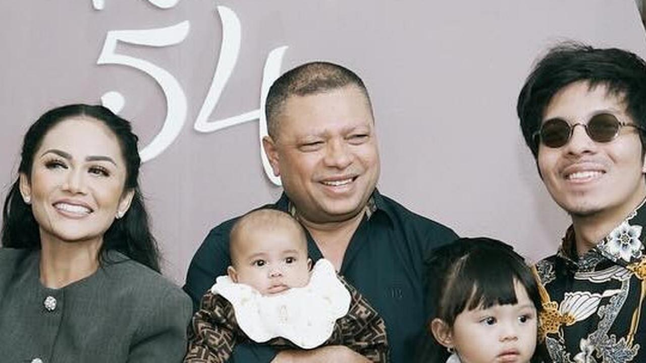 10 Potret Atta Halilintar & Keluarga saat Hadir ke Acara Ultah Raul Lemos, Momen Kellen Gendong Azura Bikin Salfok Hingga Disebut Kembar