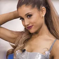 Ariana Grande terkenal sering berlaku seperti diva. Usai memberikan senyuman pada fans, ia ketahuan bergumam mengharapkan penggemarnya mati. (The New Paper)