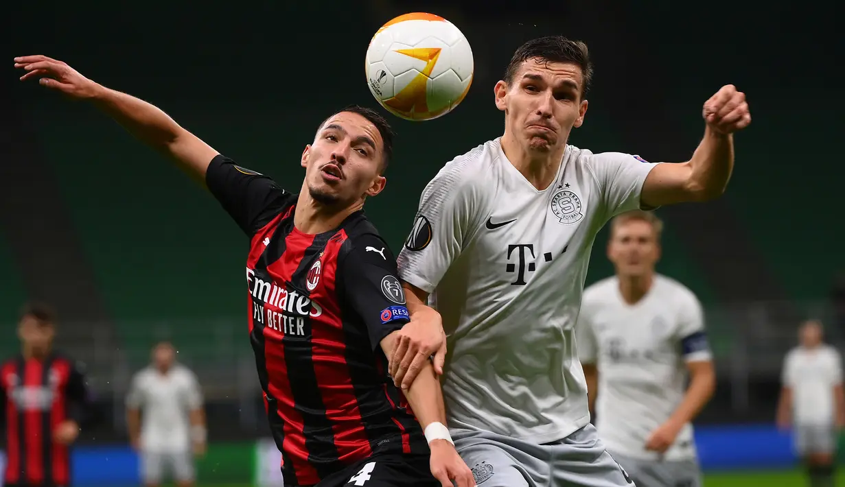Gelandang AC Milan, Ismael Bennacer, berebut bola dengan gelandang Sparta Praha, David Pavelka, pada laga lanjutan Liga Europa 2020/2021 di Stadion San Siro, Jumat (30/10/2020) dini hari WIB. AC Milan menang 3-0 atas Sparta Praha. (AFP/Marco Bertorello)
