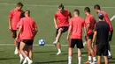 Pemain Real Madrid, Gareth Bale (tengah) saat berlatih bersama rekan setimnya di Madrid, Spanyol, Selasa (18/9). Bagi Real Madrid, laga di Liga Champions ini untuk pertama kali takkan diperkuat Cristiano Ronaldo. (AP Photo/Paul White)