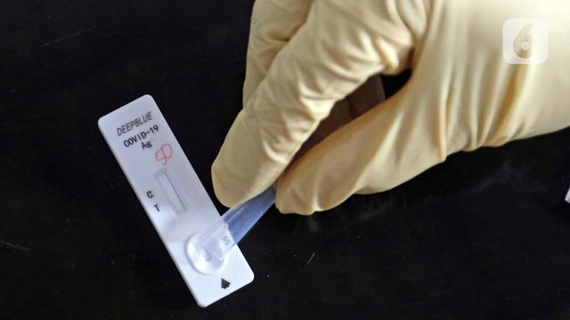 FOTO: Tes Antigen Penumpang KRL di Stasiun Manggarai