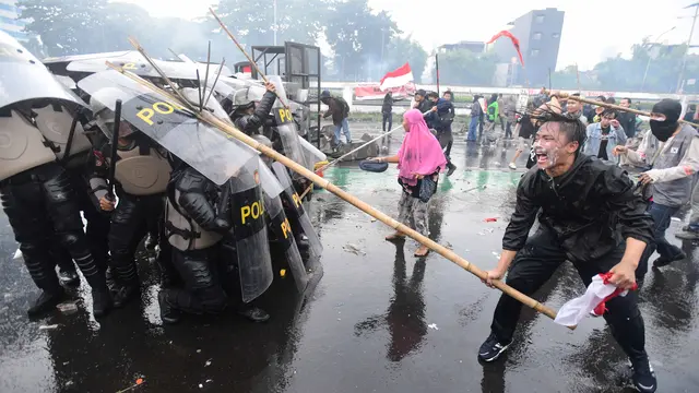 Aparat Keamanan Pukul Mundur Massa Pengunjuk Rasa DPR