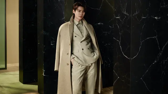 Koleksi ini membawa tema "CorpCore".