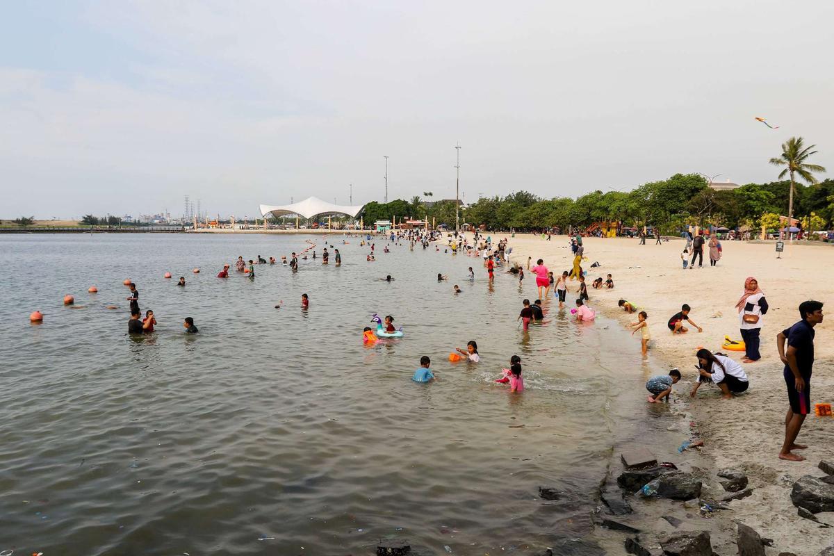 Ratusan ribu pengunjung padati Pantai Lagoon Ancol saat libur Waisak
