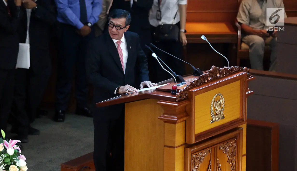 Menkumham Yasonna Laoly membacakan pandangan pemerintah terhadap revisi UU KPK dalam sidang paripurna ke-9 Masa Persidangan I 2019-2020 di Kompleks Parlemen, Senayan, Selasa (17/9/2019). Rapat Paripurna DPR menyetujui Revisi Undang-Undang Nomor 30 Tahun 2002 tentang KPK. (Liputan6.com/Johan Tallo)