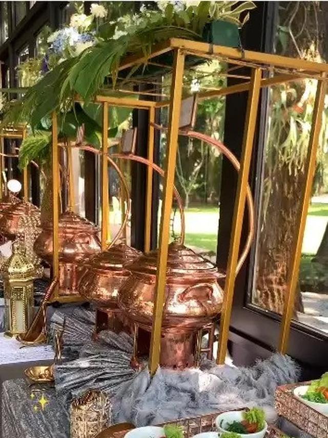 7 Potret Hidangan yang Tersedia di Acara Pertunangan Thariq Halilintar dan Aaliyah Massaid, Bergaya Mewah dengan Konsep Buffet