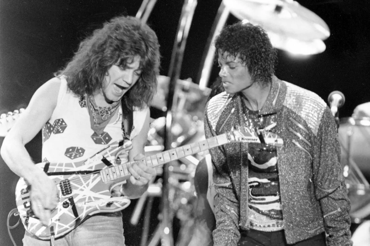 Eddie Van Halen manggung bareng Michael Jackson pada 1984. (AP Photo/Carlos Osorio, File)