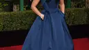 Gina Rodriguez mengenakan gaun satin karya Zac Posen di ajang Golden Globes 2016. Aktris pemeran ‘Jane The Virgin’ ini tampak seperti seorang putri. (AFP/Bintang.com)