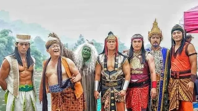 7 Potret Dian Sidik Kembali Main Drama Kolosal dalam Angling Dharma Series